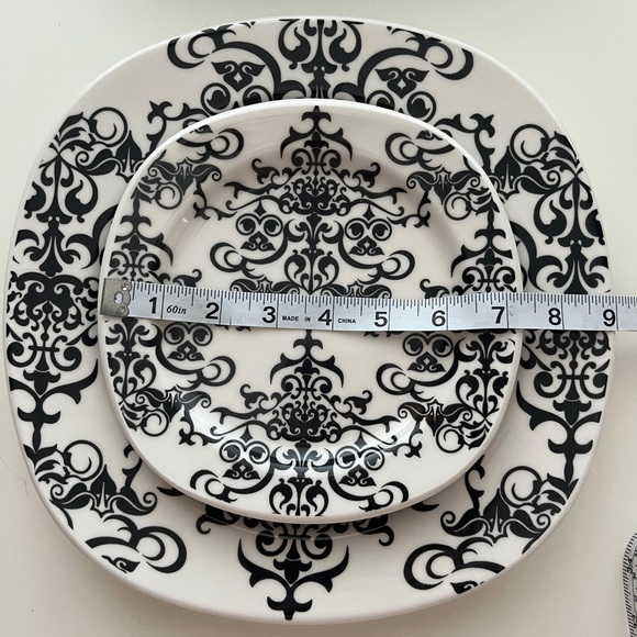 Elegant Pottery Barn Versailles Black and White Dinner Plate Set - Picture 2 of 5